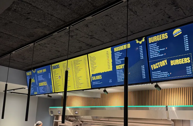 Blauw-gele digitale menuborden met burgers, schotels en snacks bij De Friet Factory