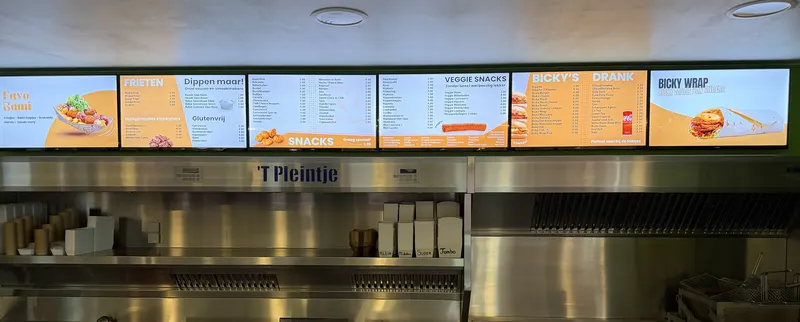 Zes digitale menuborden op een rij boven de frietketel van Frituur 't Pleintje